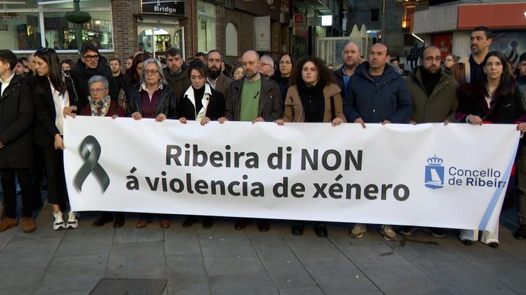Concentración en Ribeira en nome da muller asasinada pola súa exparella en Palmeira / E.P. - Arquivo