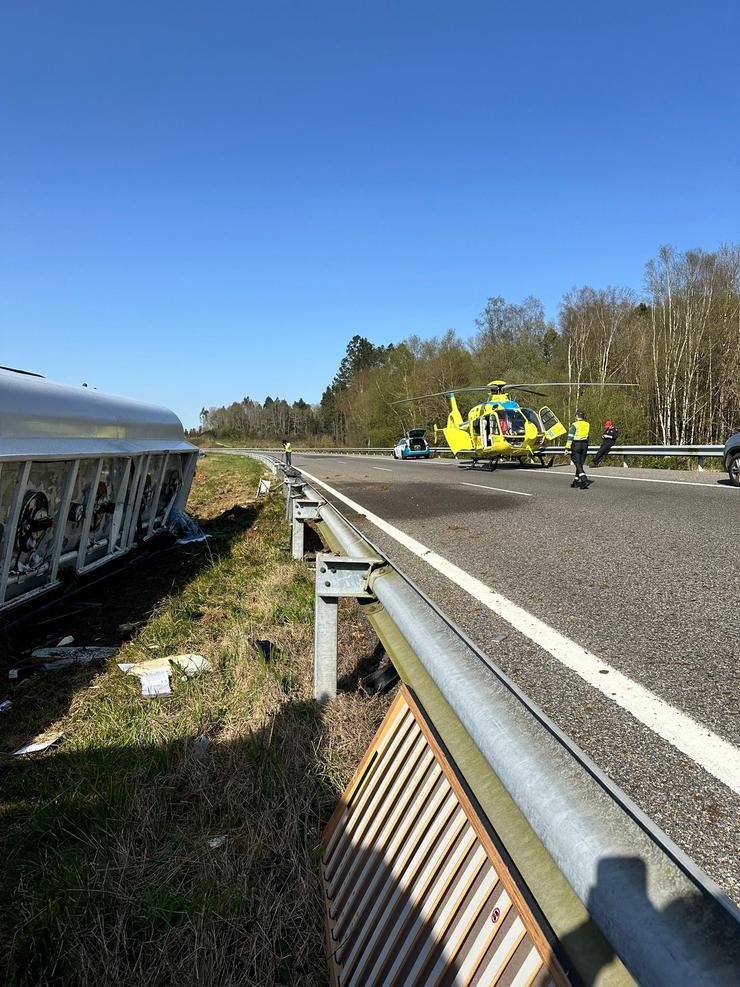 Ferido grave o condutor dun camión cisterna que perdeu 5.000 litros de gasóleo na AP-9, ao seu paso por Oroso. HELICO SANTIAGO