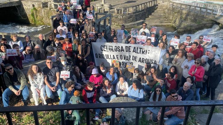Veciños de Monterroso concéntranse xunto ao Río Ulla.. VECIÑOS A ULLOA / Europa Press