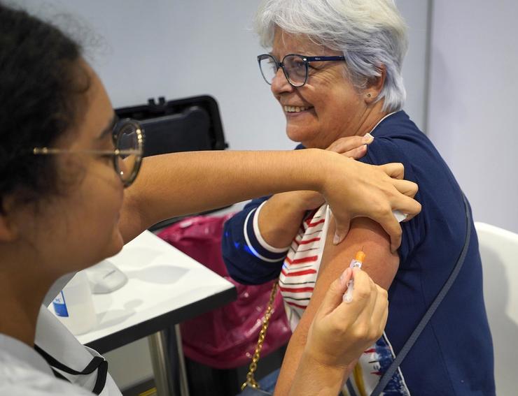 Arquivo - Unha muller vacínase o día de apertura do Instituto Feiral de Vigo (Ifevi) para a dobre inmunización fronte ao COVID e a gripe, a 26 de outubro de 2023, en Vigo, Pontevedra, Galicia (España). Un total de 13 recintos de vacinación masiva reabr. Javier Vázquez - Europa Press - Arquivo 