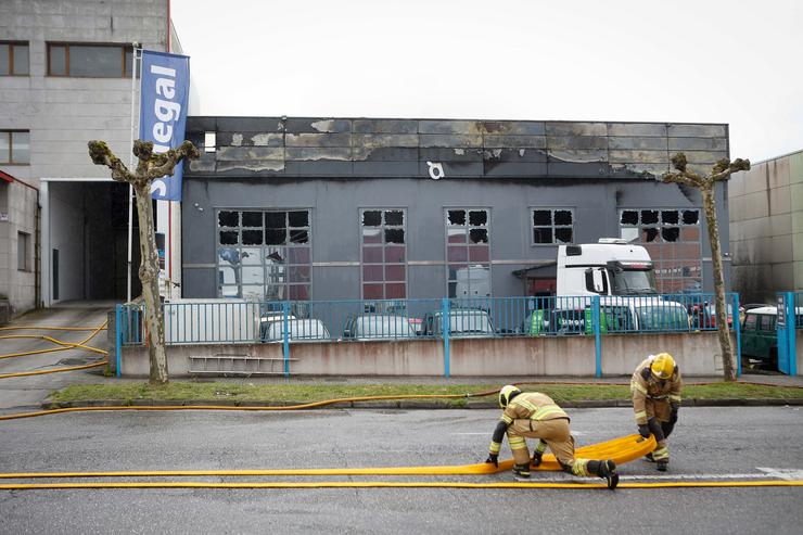 Bombeiros nas inmediacións da nave de Despezamentos Sidegal, que resultou calcinada o  martes por un incendio, no polígono industrial de Ou Ceao (Lugo).  A 26 de marzo de 2024, en Ou Ceao, Lugo, Galicia (España).. Carlos Castro - Europa Press / Europa Press