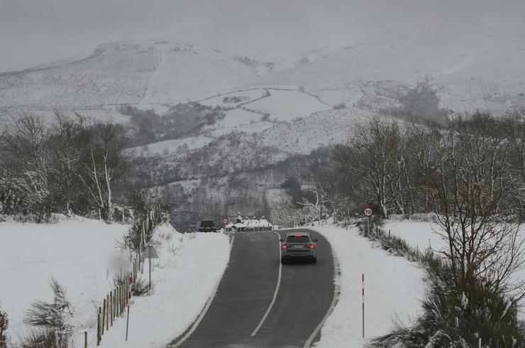 Dous coches circulan por unha paisaxe nevada, a 24 de febreiro de 2024, en Chandrexa de Queixa, Ourense, Galicia (España).. Rosa Veiga - Europa Press / Europa Press