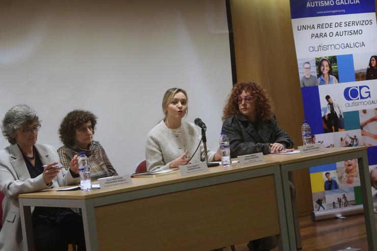 A conselleira de Política Social e Xuventude, Fabiola García, xunto á alcaldesa de Santiago, Goretti Sanmartín, na xornada organizada por Autismo Galicia e Asperga en conmemoración polo Día Internacional da Síndrome de Asperger.. XUNTA / Europa Press
