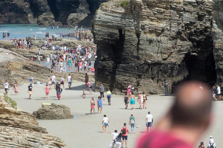 Arquivo - Turistas pasean pola praia das Catedrais, a 15 de agosto de 2021, en Ribadeo, Lugo, Galicia (España).. Carlos Castro - Europa Press - Arquivo / Europa Press