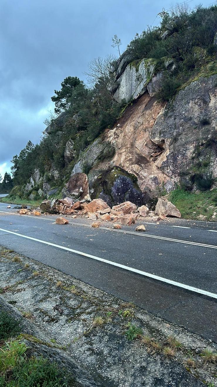 Desprendemento de pedras sobre a OU-540.. GARDA CIVIL / Europa Press