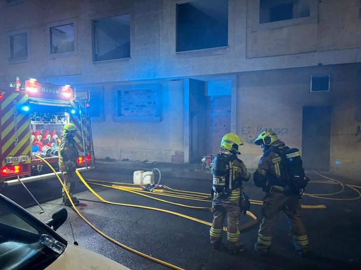 Bombeiros traballan na extinción dun incendio nun edificio abandonado en Narón (A Coruña).. SPEIS NARÓN / Europa Press