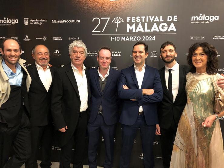O director da Axencia Galega dás Industrias Culturais, Jacobo Sutil, con parte do elenco de 