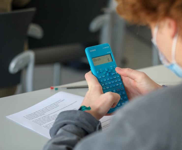 Un estudante da Facultade de Ciencias económicas da Universidade CEU San Pablo utiliza a súa calculadora durante un exame 