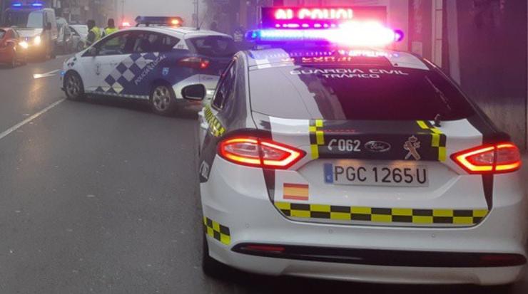 Coches da Garda Civil e Policía Local nunha intervención 