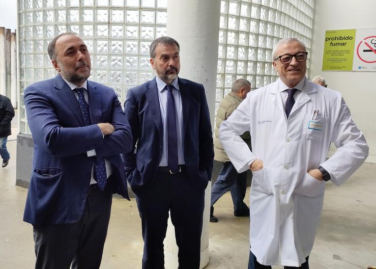 O conselleiro de Sanidade, Julio García Comesaña (i); o director xeral de Asistencia Sanitaria, Jorge Aboal (c); e o xerente do Chuvi, Javier Puente (d), á entrada do hospital Meixoeiro de Vigo, a 5 de marzo de 2024 / Europa Press