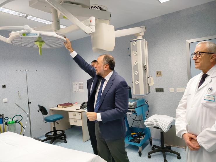 O conselleiro de Sanidade, Julio García Comesaña, visita a zona do hospital Meixoeiro onde se vai a instalar a nova Unidade de Maxilofacial, en Vigo a 5 de marzo de 2024 / Europa Press