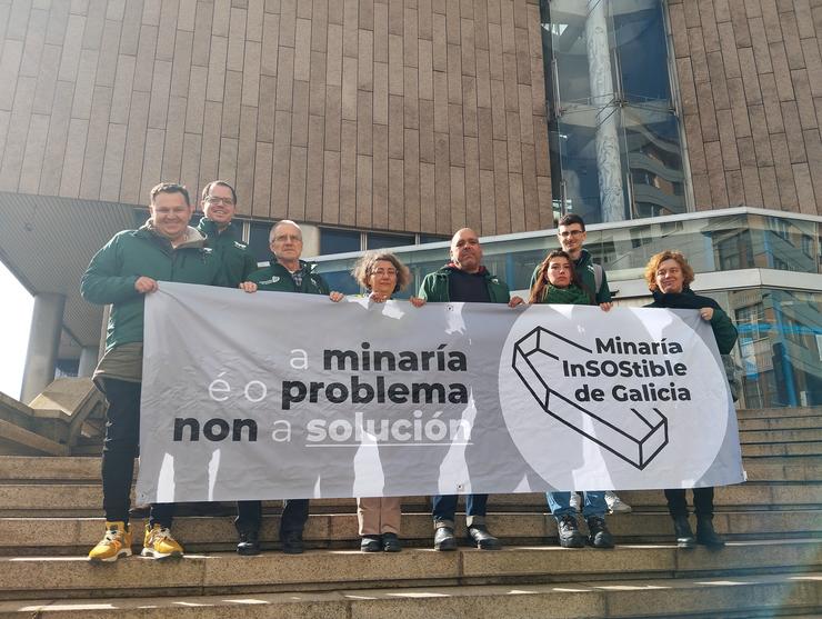 Protesta de ecoloxistas ante os xulgados pola declaración de activistas denunciados pola Cámara mineira / Ecoloxistas en Acción