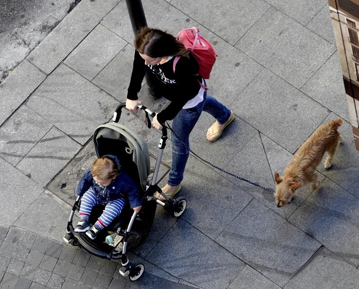 Arquivo - Muller paseando na rúa, neno, nena, familia, carriño, conciliación. EUROPA PRESS - Arquivo 