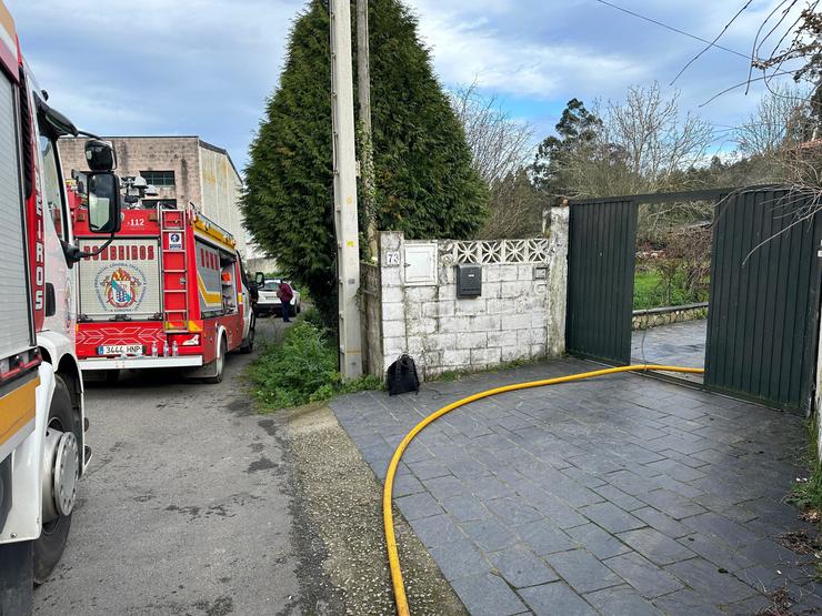 Actuación dos bombeiros no incendio dunha vivenda de Bergondo, no que faleceu unha muller de 98 anos de idade, e outros dous adultos e unha menor da familia foron rescatados ilesos, a 6 de marzo de 2024 