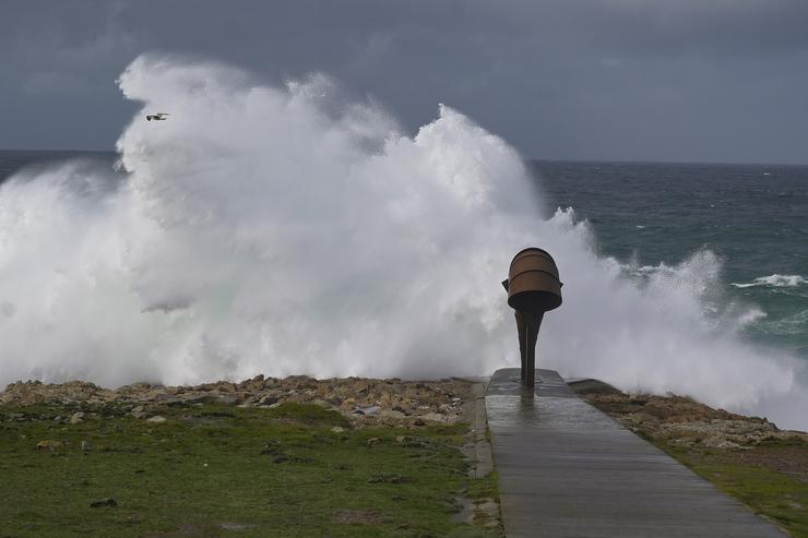 Ondas durante a fronte meteorolóxica, a 23 de febreiro de 2024, na Coruña 