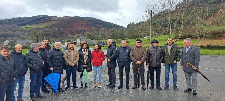 Deputados, senadores e alcaldes da zona xunto á presidenta provincial do PP lugués, Elena Candia, visitan a A-6 ao seu paso polo municipio de Baralla / PP