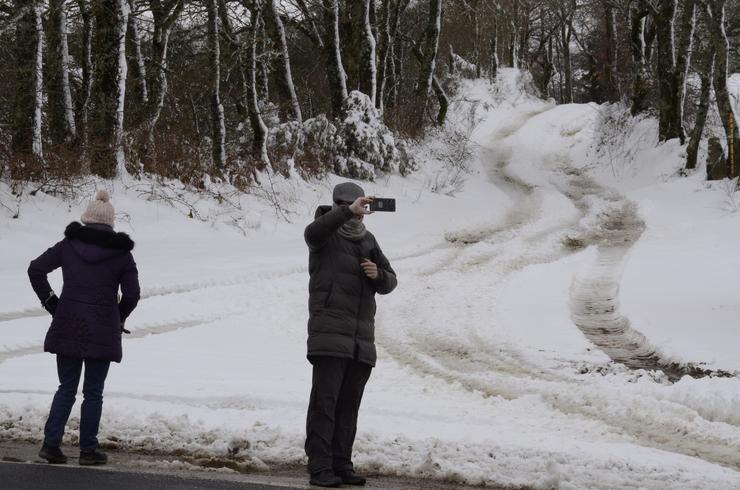 Dúas persoas observan a neve, a 24 de febreiro de 2024, en Montederramo, Ourense / Rosa Veiga - Europa Press / Europa Press