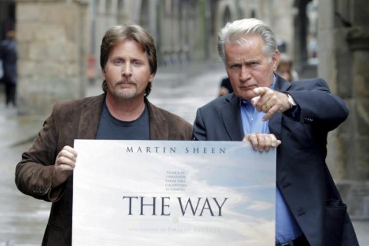 Martin Sheen e Emilio Estévez posan cun cartaz do seu filme The Way 