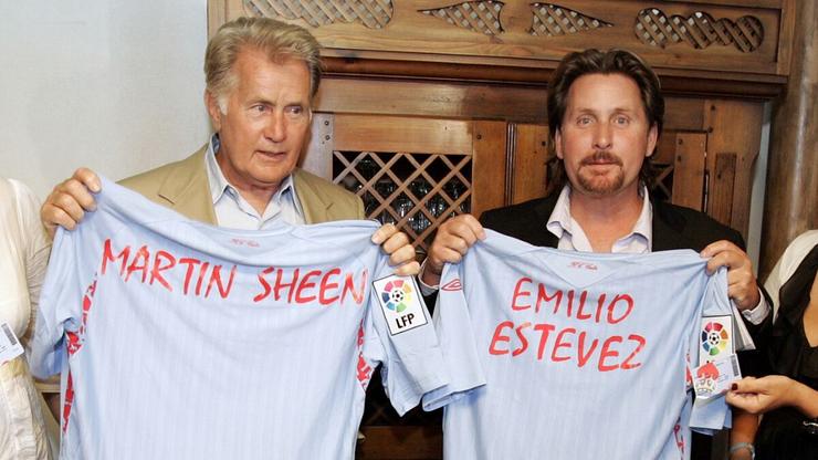 Martin Sheen e Emilio Estévez coa camiseta do Celta 