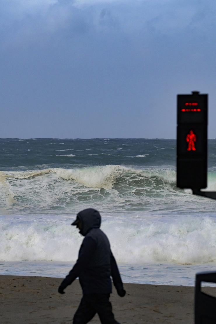 Arquivo - Unha persoa camiña diante das ondas durante a fronte meteorolóxica, a 23 de febreiro de 2024, na Coruña, Galicia (España). A Axencia Estatal de Meteoroloxía (Aemet) decretou un aviso laranxa por temporal costeiro no litoral galego que xa. M. Dylan - Europa Press - Arquivo 