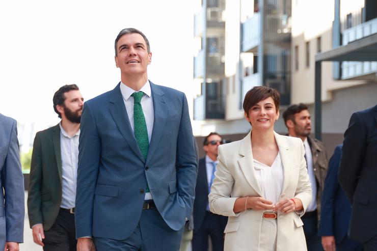 O presidente do Goberno, Pedro Sánchez, visita a promoción de vivendas sociais Intercivitas II. A 8 de abril de 2024, en Dos Hermanas, Sevilla 