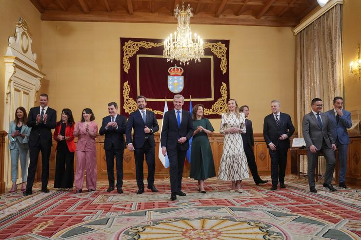 Rueda e o seu novo Goberno no acto de toma de posesión / Álvaro Ballesteros