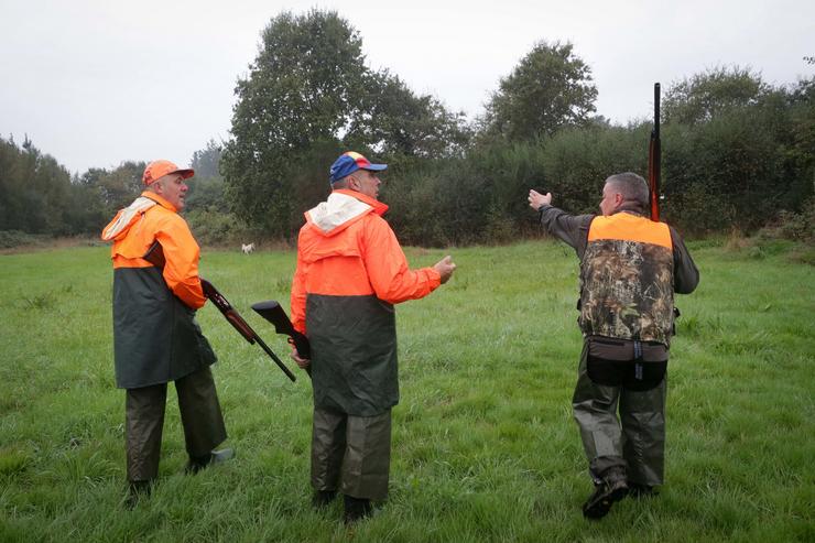 Varios homes cazan durante o arranque da tempada de caza en Galicia, a 15 de outubro de 2023, en Vilalba, Lugo / Carlos Castro - Arquivo
