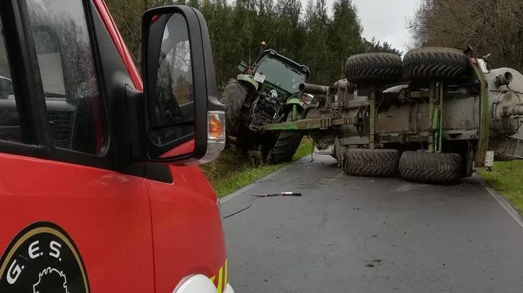 Tractores sofren un accidente na DP-7402 / GES Padrón - Arquivo