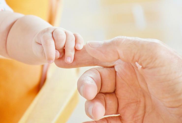 Imaxe dunha man dun bebé e a súa nai. Galicia segue tendo moitos problemas para novos nacementos 