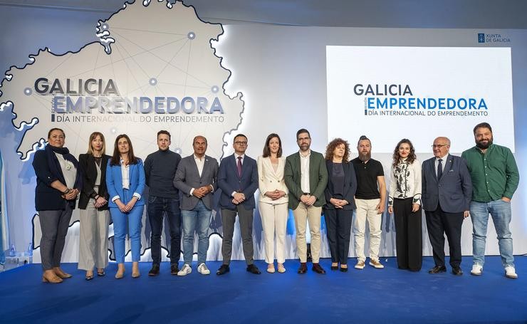 O conselleiro de Emprego, Comercio e Emigración, José González, acompañado do secretario xeral de Apoio ao Emprego, Traballo Autónomo e Economía Social, Pablo Fernández, participa non acto Galicia rexión emprendedora / CONCHI PAZ