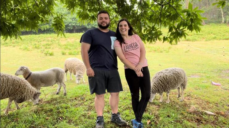 Sandra e Jose na súa granxa / Cedida