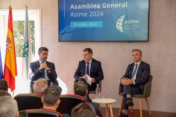 O presidente de Asime, Justo Sierra; o conselleiro Román Rodríguez; e o secretario xeral de Asime, Enrique Mallón, na clausura da asemblea anual da organización, a 18 de abril de 2024 