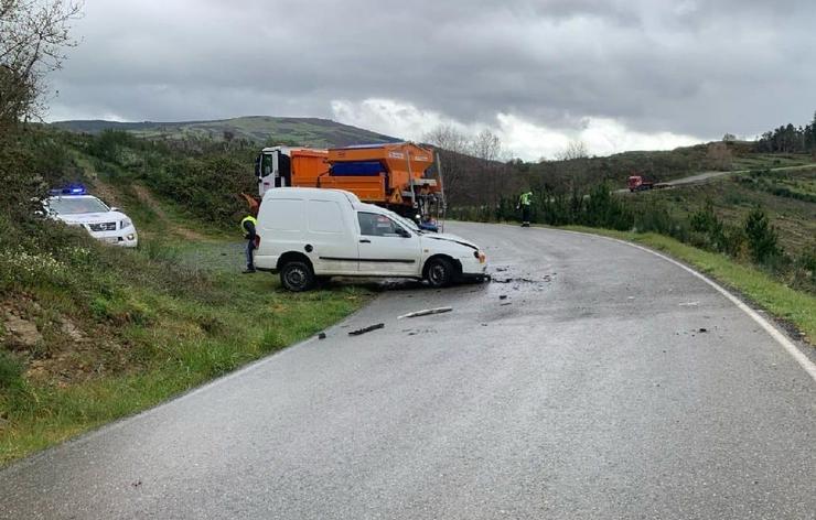 Accidente entre unha furgoneta e un camión quitaneves en Cervantes / GARDA CIVIL