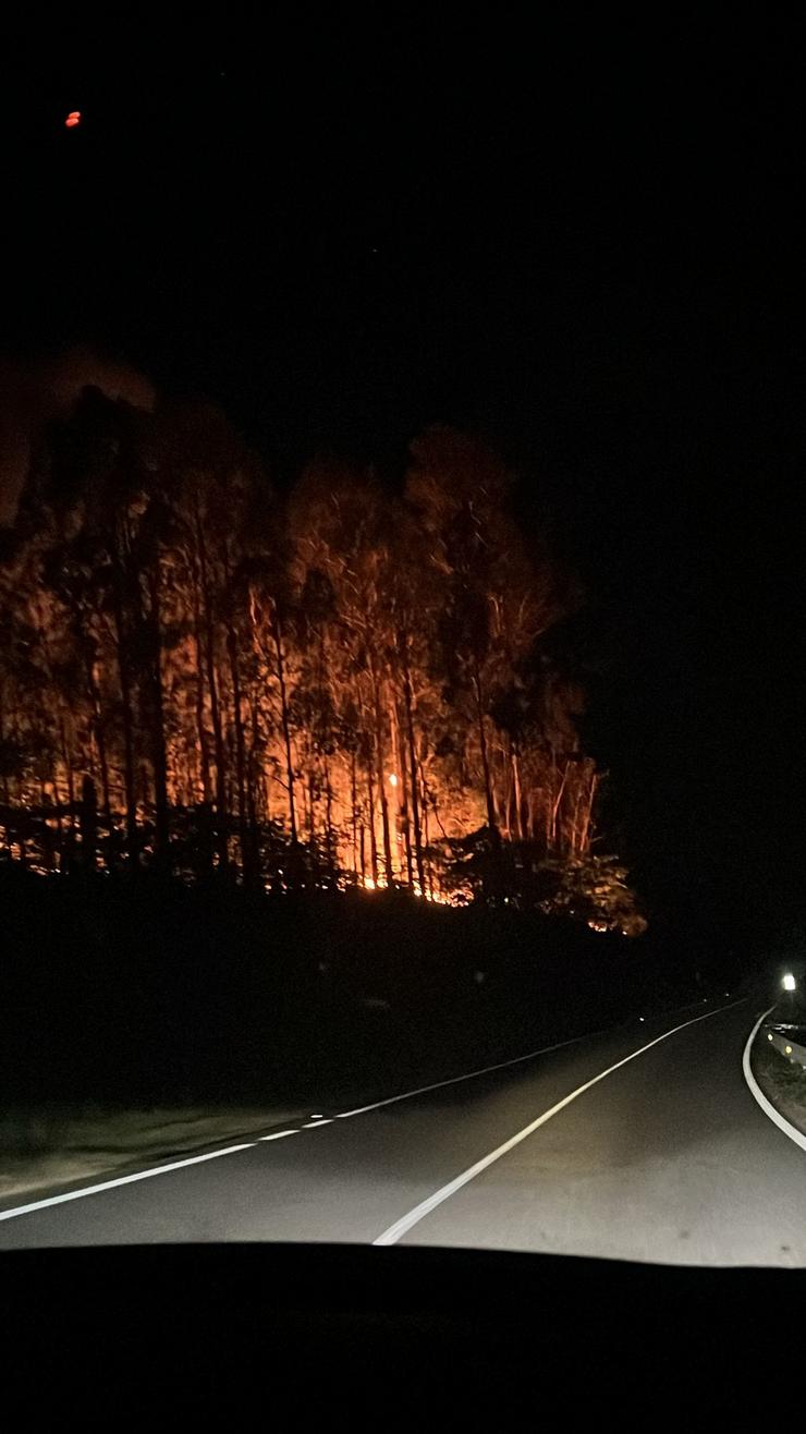 Incendio de Rois chegando á AC-301 / Grupo de WhatsApp