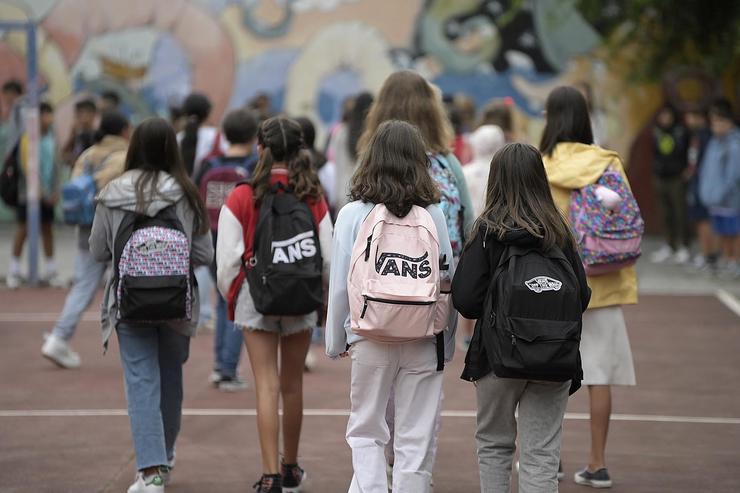 Escolares, nenos e nenas, que van a clase nun centro de ensino galego / XUNTA