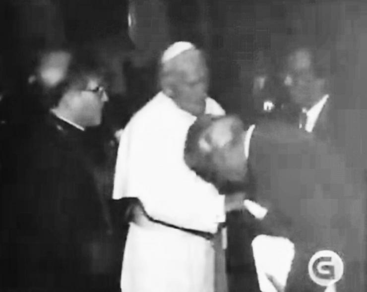 González Laxe fai entrega da primeira edición da Biblia en galego ao Papa Juan Pablo I 
