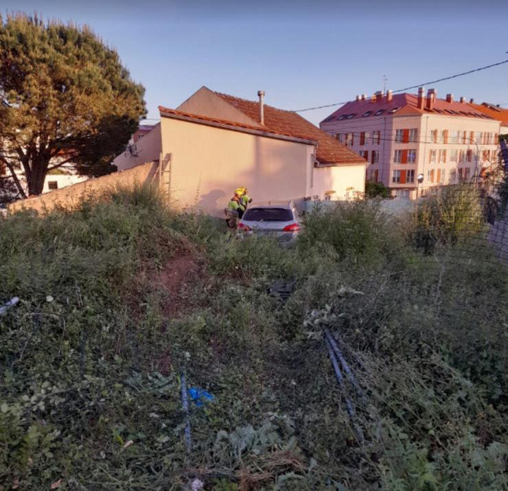Un aochche sáese da vía e impacta contra o peche dunha vivenda na Pobra do Caramiñal.. CONSORCIO CONTRA INCENDIOS E  SALVAMENTO A Coruña / Europa Press