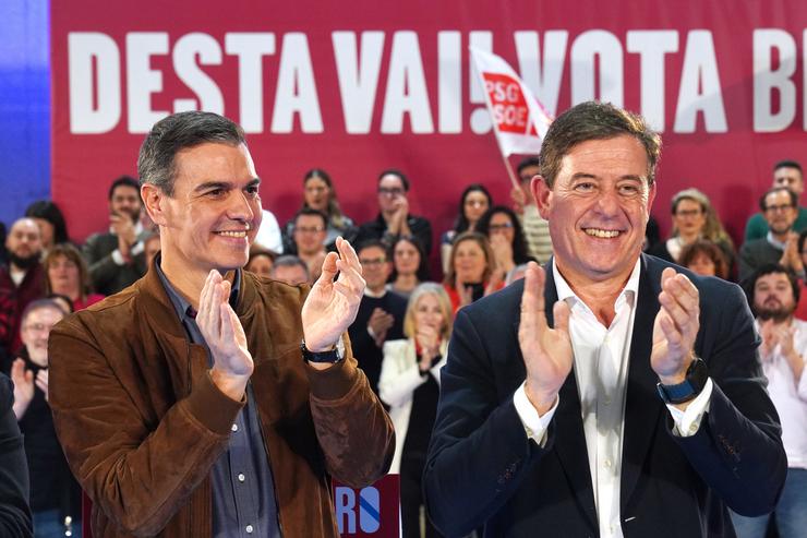 O secretario xeral do PSOE e presidente do Goberno, Pedro Sánchez (e) e o candidato do PSdeG á Presidencia da Xunta, José Ramón Gómez Besteiro (d), durante o peche da campaña electoral do PSdeG-PSOE, no Pavillón Fontiñas 