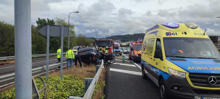 Envorco dun coche na AP-9, ao seu paso pola zona do Burgo, en Culleredo. CONCELLO DE CULLEREDO / Europa Press