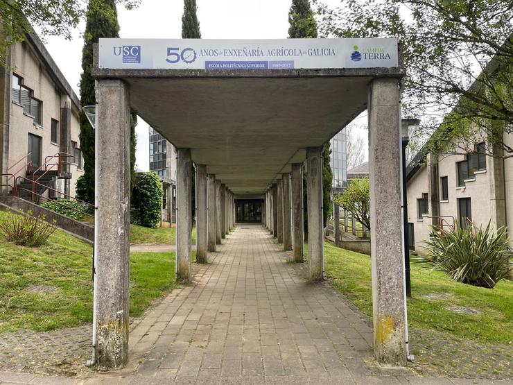 Imaxe do acceso ás instalacións da Escola Politécnica Superior de Enxeñaría do Campus Terra de Lugo, base de operacións da Unidade de Xestión Ambiental e Forestal Sustentable (Uxafores), que estuda os chans contamiandos de Galicia. 