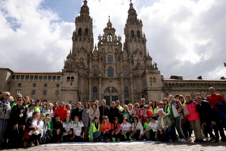 Pacientes, familiares e voluntarios da AECC culminan o Camiño no Obradoiro para concienciar sobre o cáncer. XUNTA