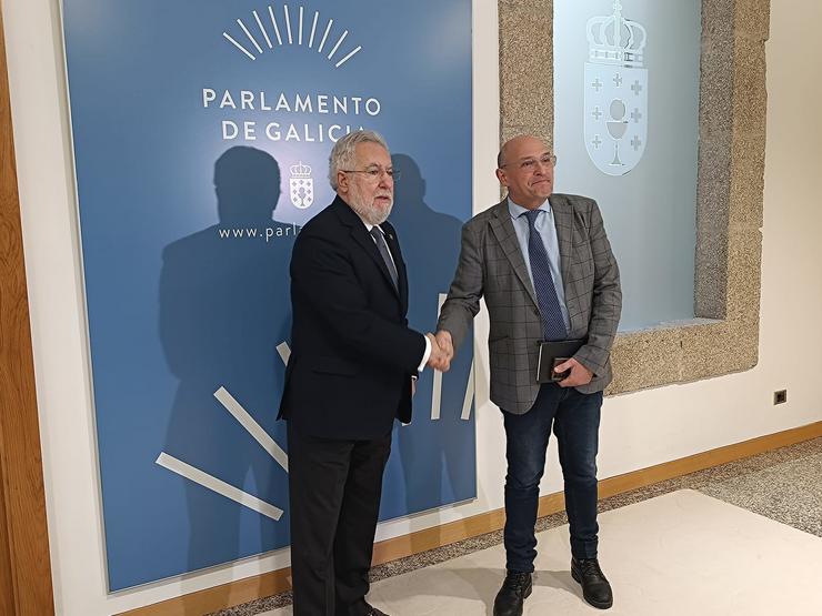 O presdiente do Parlamento de Galicia, Miguel Santalines, recibe ao deputado de Democracia Ourensá, Armando Ojea, na rolda de consultas previa á investura do presidente da Xunta 