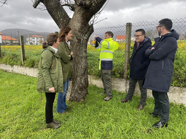 O conselleiro do Medio Rural en funcións, José González, Natalia Prieto, Luisa Piñeiro, e o alcalde de Porto do Son, José Luís Oujo, en Porto do Son.  Xunta de Galicia / Europa Press