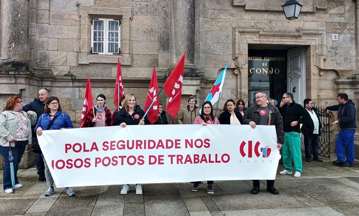 Traballadores do Hospital de Conxo maniféstanse en Santiago. CIG / Europa Press