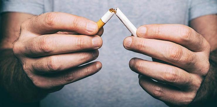 Unha persoa rompe pola metade un cigarro de tabaco. GOBERNO DE ARAGÓN / Europa Press