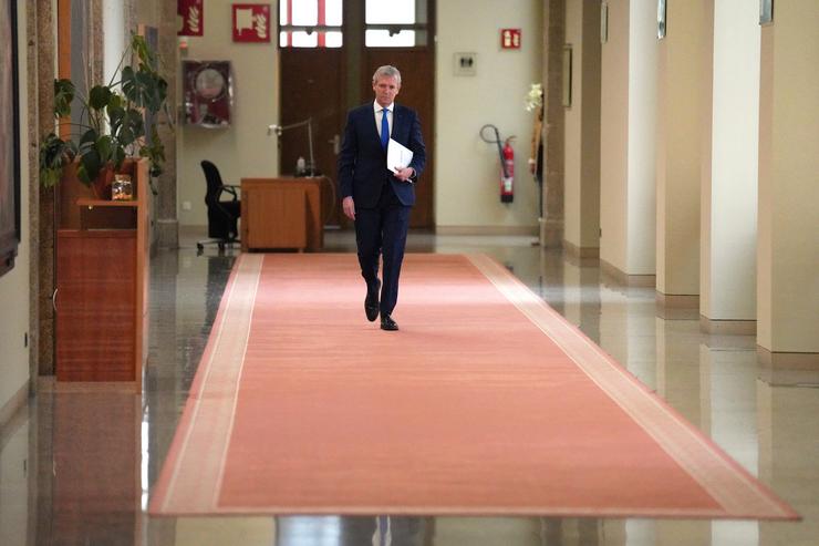 O presidente da Xunta de Galicia, Alfonso Rueda, nos corredores do Parlamento 