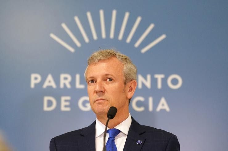 O presidente da Xunta de Galicia, Alfonso Rueda, ofrece unha rolda de prensa á súa chegada ao Parlamento  