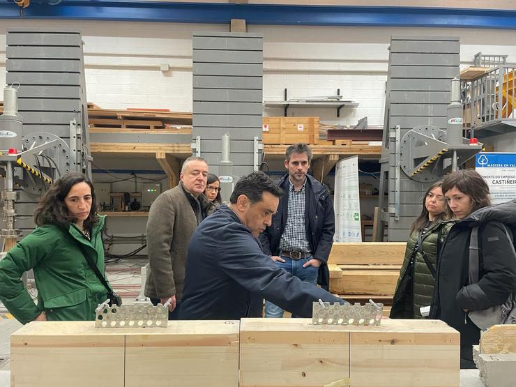 O director da Axencia Galega da Industria Forestal, Jacobo Aboal, durante a súa visita este martes ao laboratorio da Plataforma de Enxeñería de Madeira Estrutural (Pemade). 