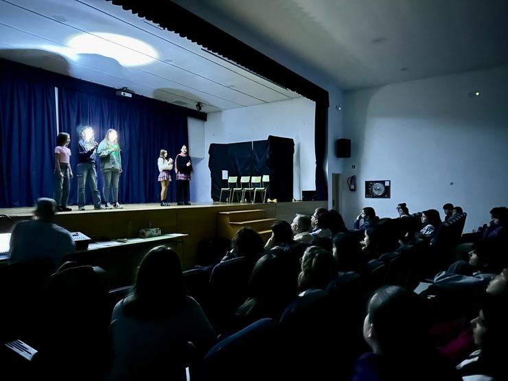 Alumnos do IES Rosalía de Castro de Santiago conciencian contra o xogo e as apostas a través do teatro ao amparo do programa 