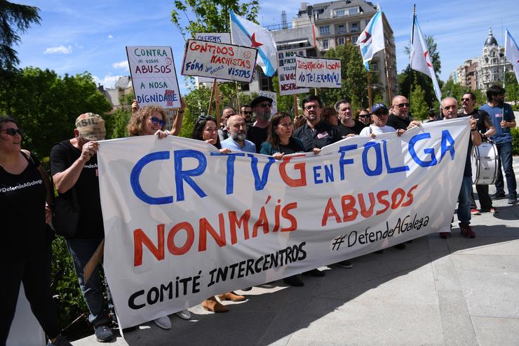 Arquivo - Varias persoas suxeitan unha pancarta durante unha protesta dos traballadores da Corporación de Radio e Televisión de Galicia (CRTVG), fronte ao Senado, a 25 de abril de 2023, en Madrid (España). A protesta ocorre o día no que Sánchez e. Fernando Sánchez - Europa Press - Arquivo / Europa Press